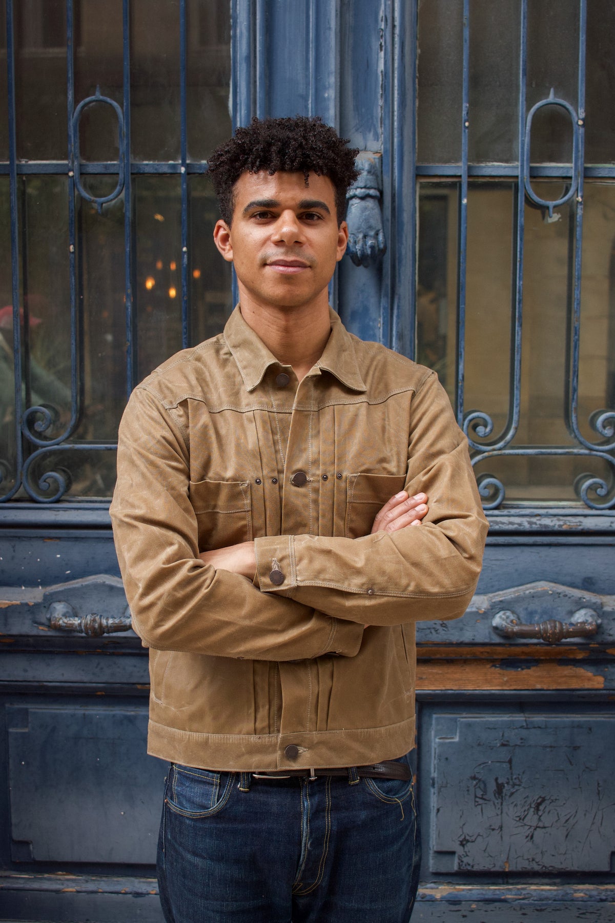 Lionel porte la veste cirée de chez Freenote "riders waxed jacket" en coloris tumbleweed