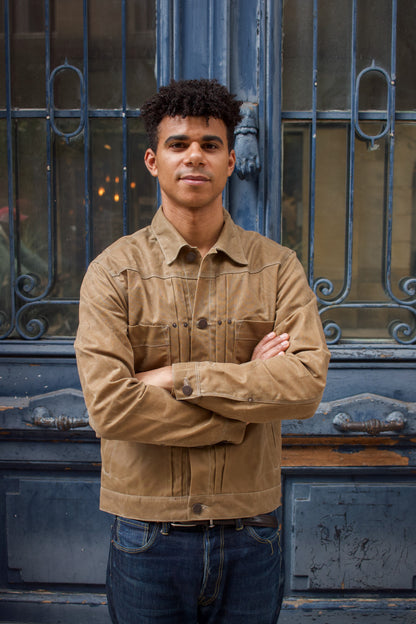 Lionel porte la veste cirée de chez Freenote "riders waxed jacket" en coloris tumbleweed