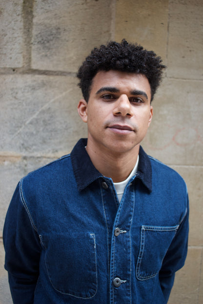 Lionel porte la nouvelle veste de travail en denim "stone washed" et col velours par BLEU