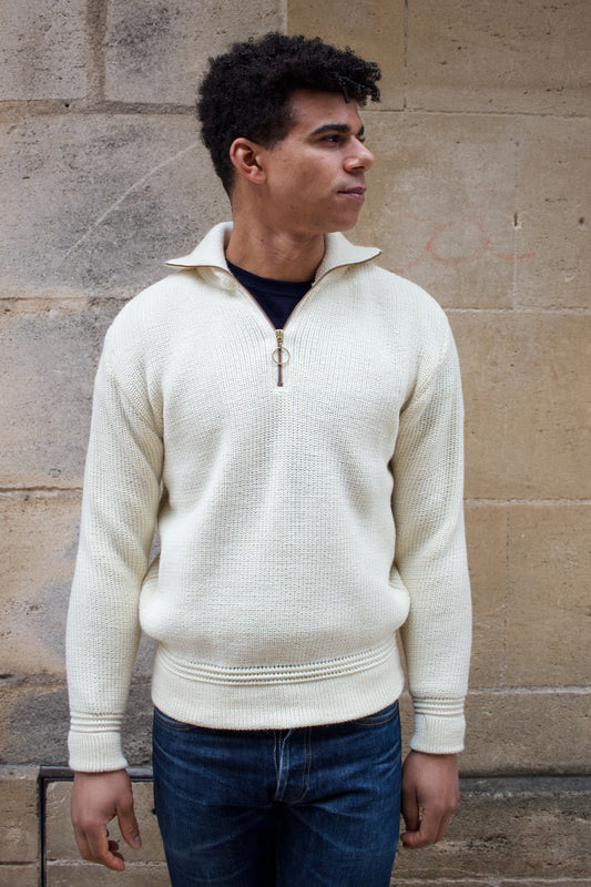 This is the new skipper sweater in 100% virgin wool by Heimat Textil.
Lionel is wearing size Medium 