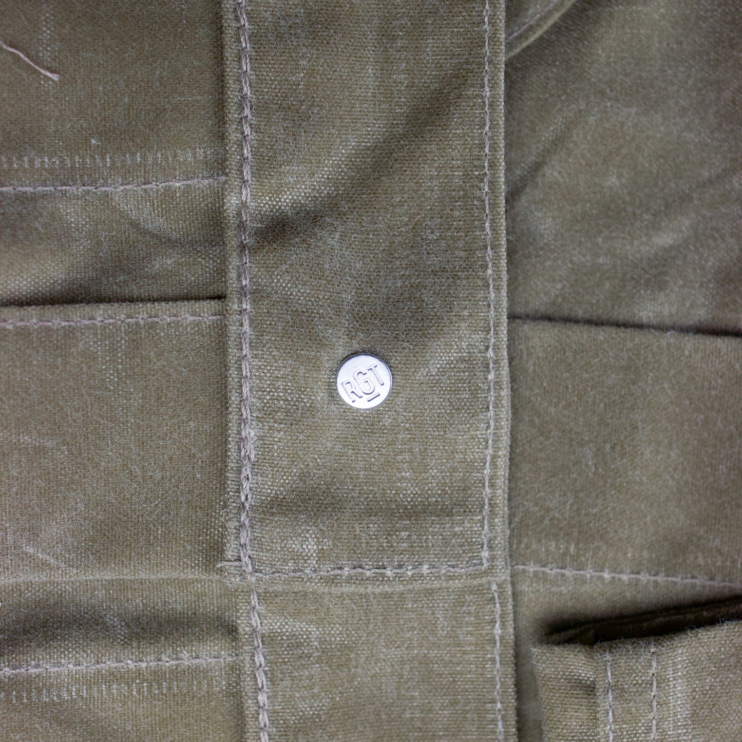 detail du bouton de la veste cirée supply de rogue territory
