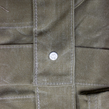 detail du bouton de la veste cirée supply de rogue territory