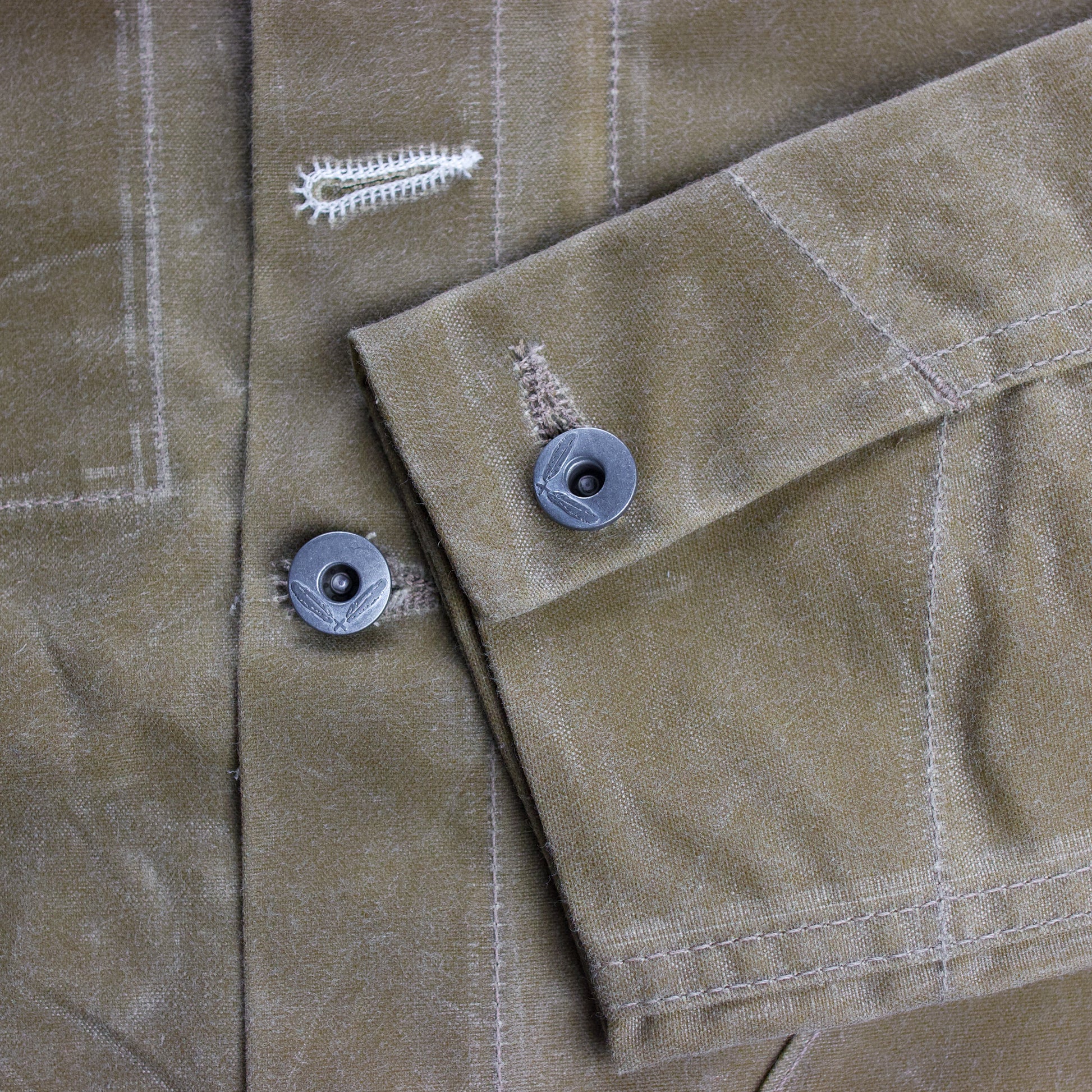 detail de la manche de la supply jacket rogue territory 007