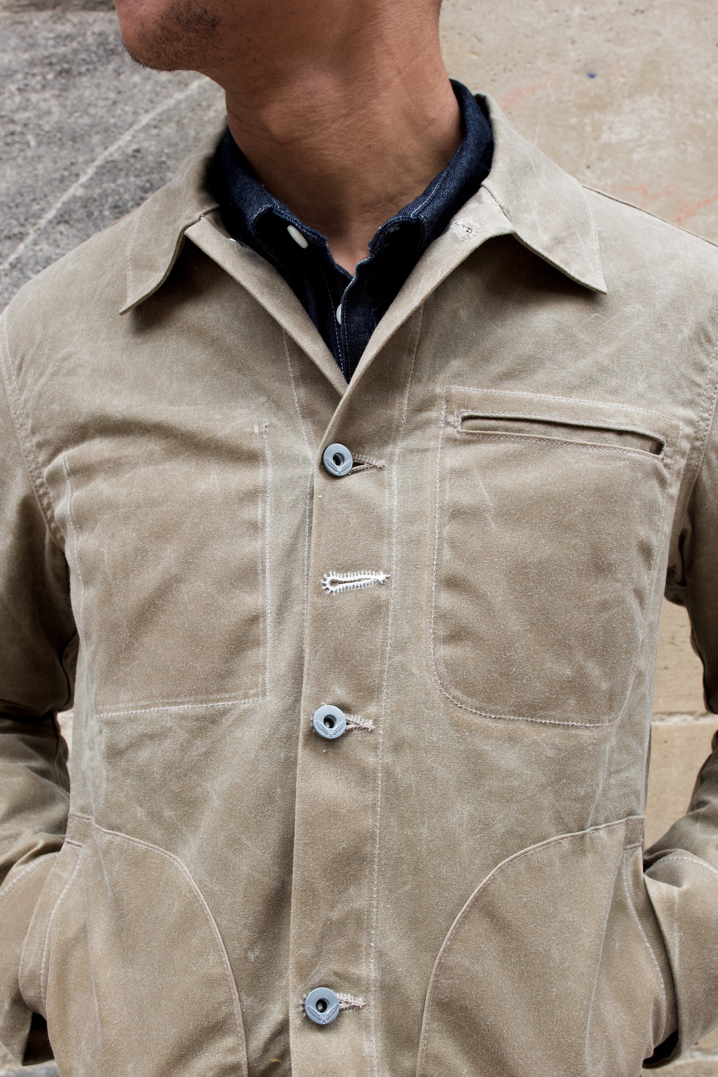 detail de la veste cirée rogue territory James Bond